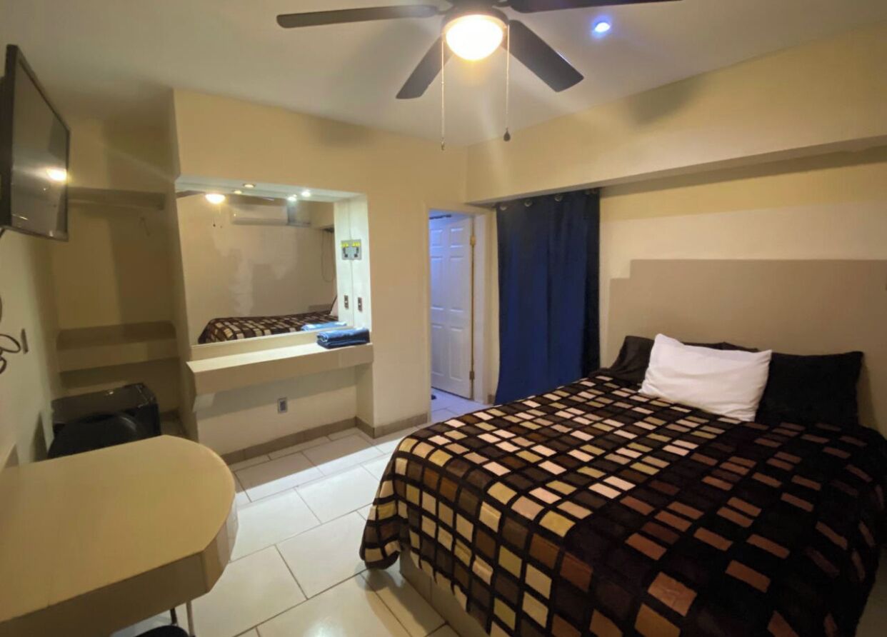 Muebles diferentes, insonorización y tabla de planchar con plancha 