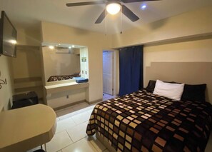 Muebles diferentes, insonorización y tabla de planchar con plancha