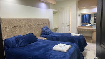 Habitación doble económica | Muebles diferentes, insonorización y tabla de planchar con plancha