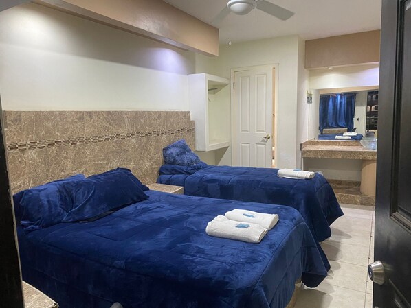 Habitación doble económica | Muebles diferentes, insonorización y tabla de planchar con plancha