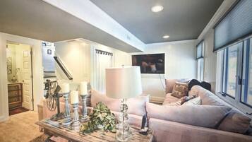 Smart TV, fireplace, DVD player