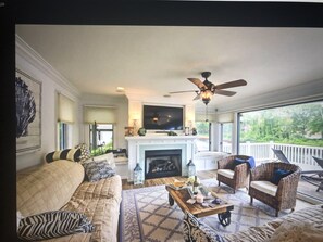 TV connectée, cheminée, lecteur de DVD