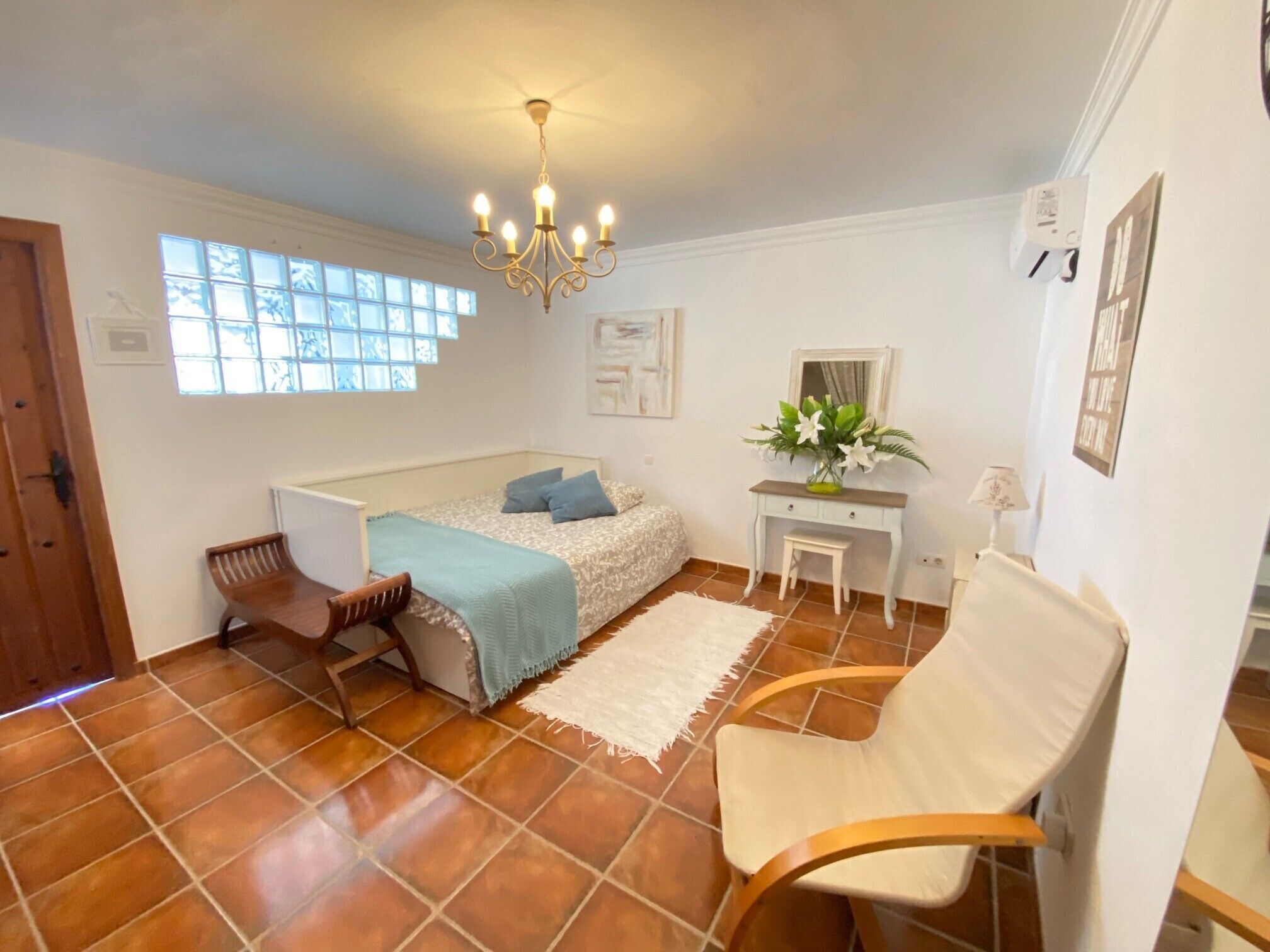 4 slaapkamers, een strijkplank/strijkijzer, reisbedje, gratis wifi