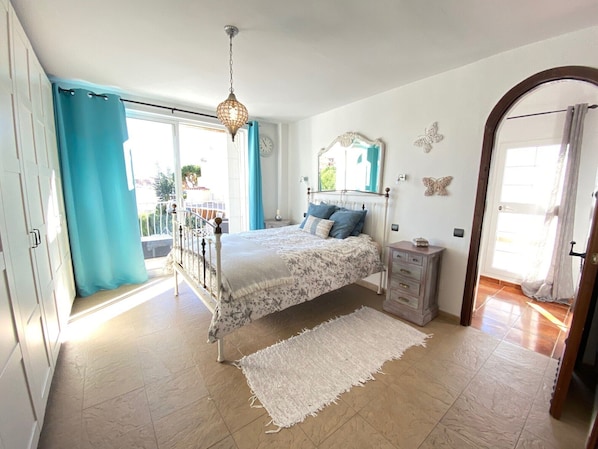 4 bedrooms, iron/ironing board, travel cot, free WiFi