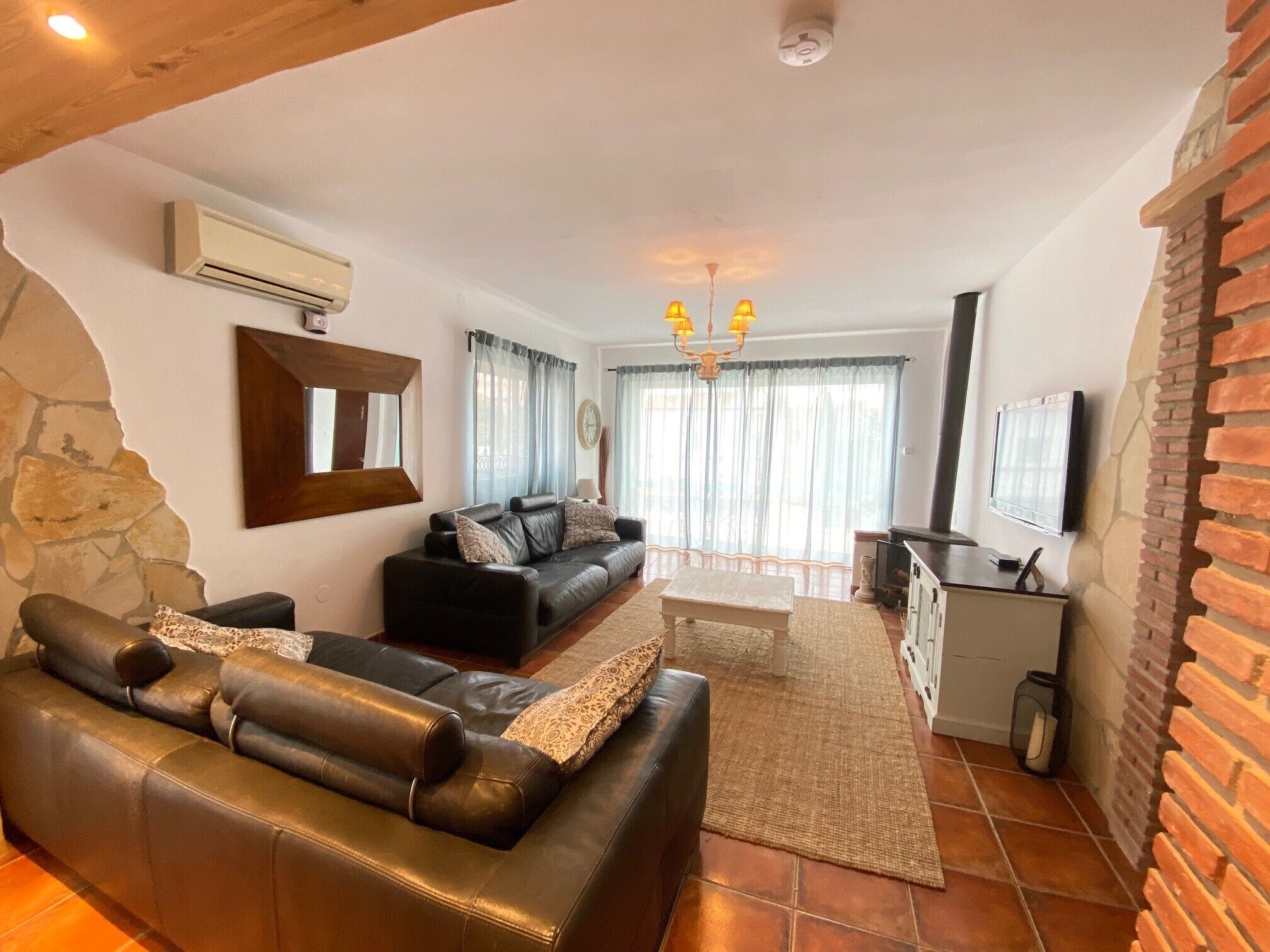 智能電視、Netflix、DVD 播放機、乒乓球設施