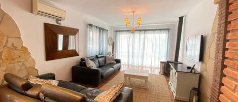 智能電視、Netflix、DVD 播放機、乒乓球設施