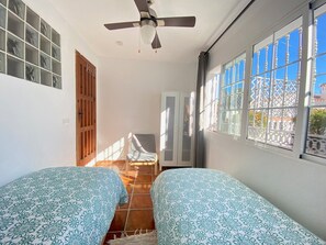 4 chambres, fer et planche à repasser, lit de bébé portatif