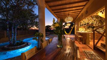 Villa familiar, alberca privada | Minibar, espacio para trabajar con laptop, wifi gratis y ropa de cama