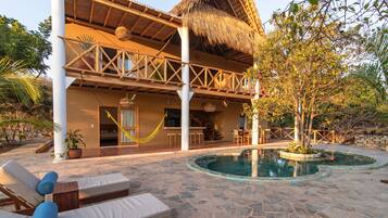 Villa familiare, piscina privata | Minibar, postazione laptop, Wi-Fi gratuito, lenzuola