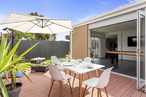 Outdoor dining - The Modern Peninsula - Rosebud (Rosebud)