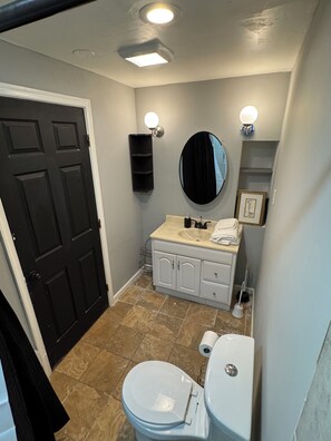 Combined shower/bathtub, hair dryer, towels, soap