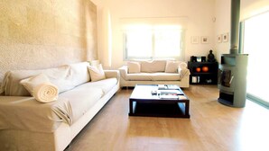TV, fireplace, stereo - Mallorca Villa Bon Aire with Private Pool (Llubí)