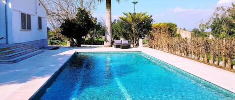 Una piscina al aire libre