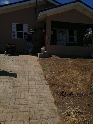 المنطقة المحيطة بالمنشأة