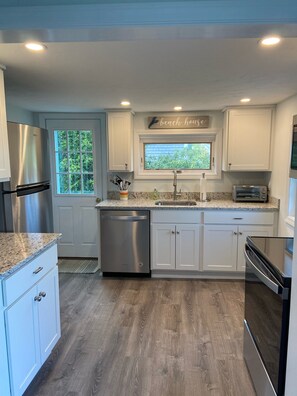 Jääkaappi, mikroaaltouuni, uuni, liesi