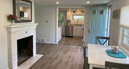 Äskettäin uusittu mökki on vain muutaman askeleen päässä yksityiseltä rannalta