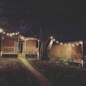 Fachada da propriedade à noite