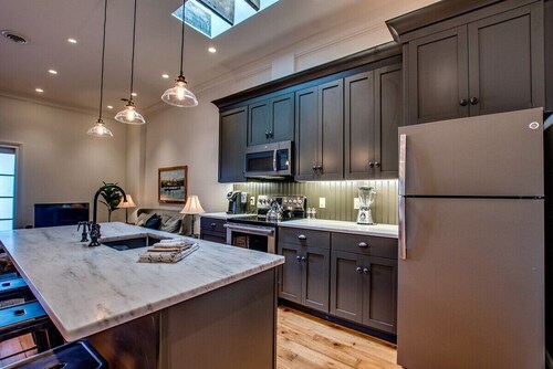 Sheridan House-The Suite-gorgeous downtown apt