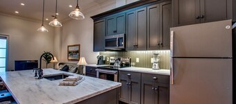 Sheridan-sviitti, upea keskusta, huippuluokan parvi-tyylinen sviitti Main Street -kadulla