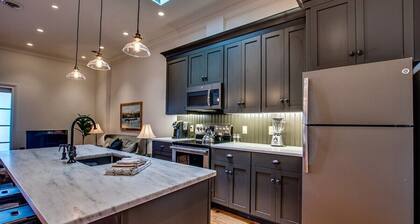 Sheridan House-The Suite-gorgeous downtown apt