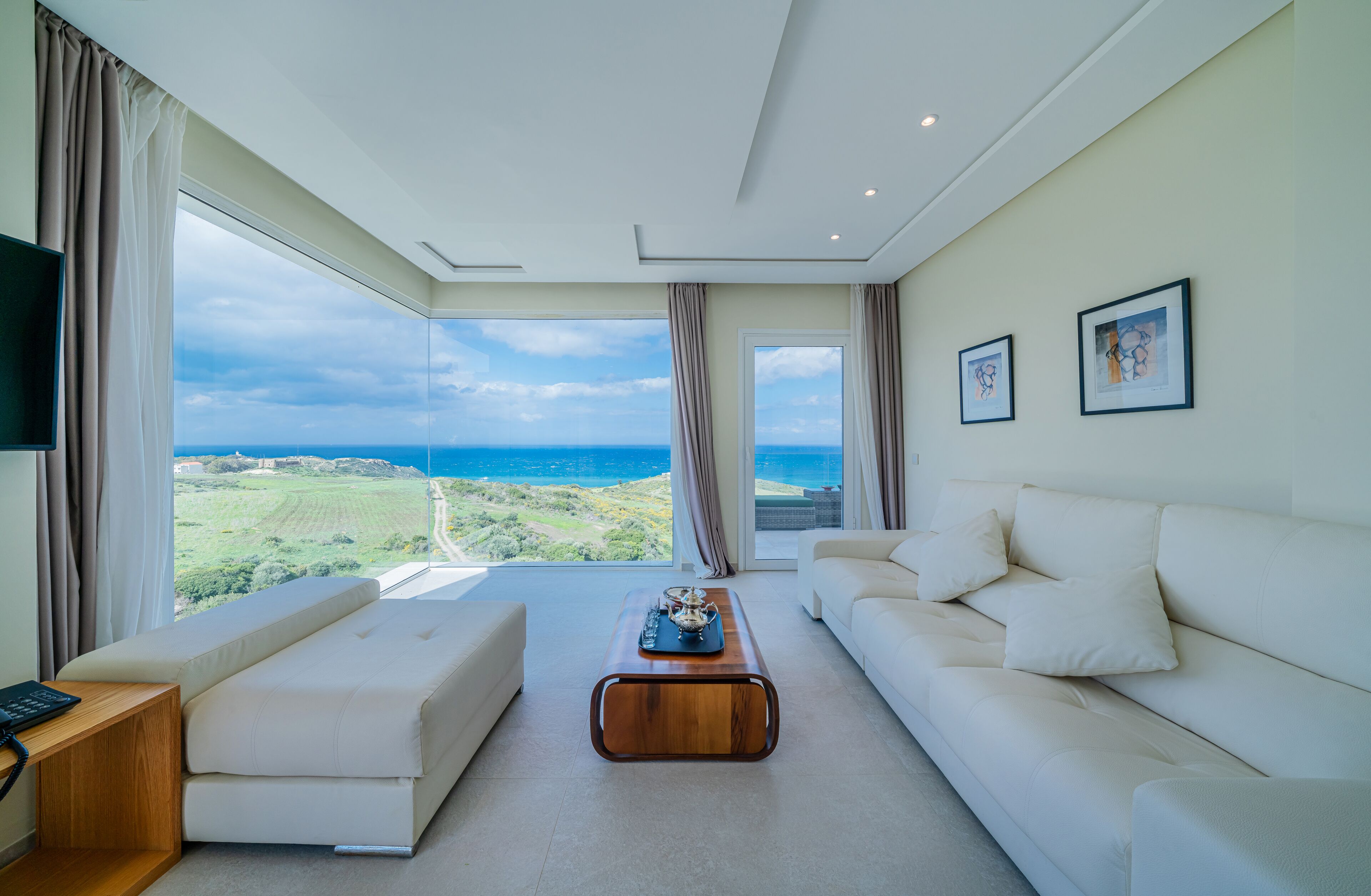 Panorama appartement, 1 slaapkamer, uitzicht op zee | Woonruimte | Een 45-inch smart-tv met satellietzenders, televisie en Netflix