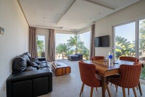 Panoraamahuoneisto, 1 makuuhuone, merinäköala | Oleskelualue | Älytelevisio, Netflix, suoratoistopalvelut