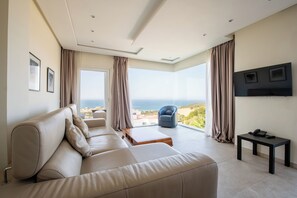 Departamento panorámico, 2 habitaciones, vista al mar | Área de sala de estar | Smart TV de 45 pulgadas con canales vía satélite, televisión y Netflix