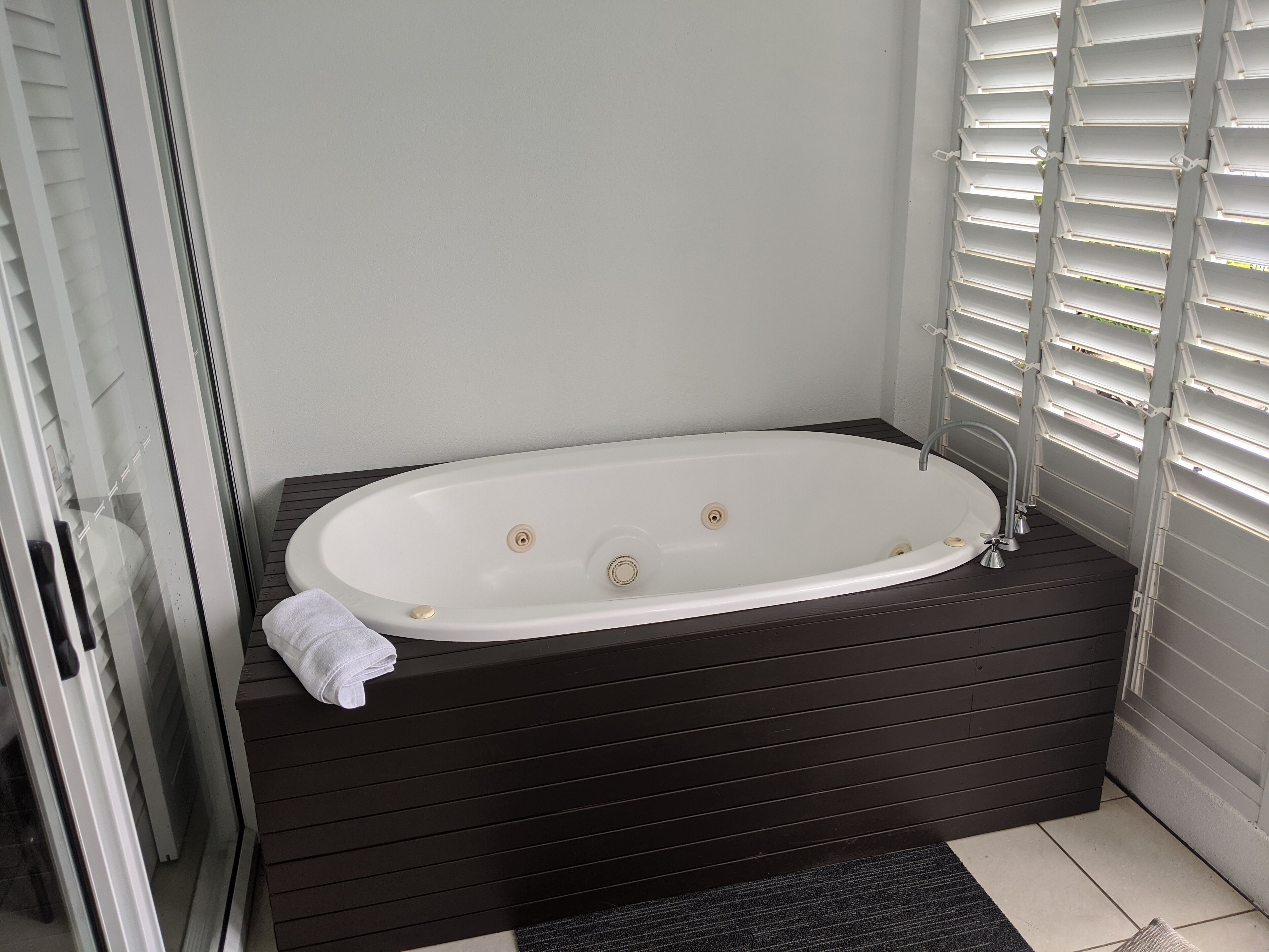 The escape luxury apartment Peppers beach club palm cove — image 10