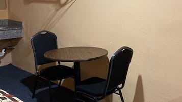 Eenvoudige eenpersoonskamer, 1 slaapkamer | Dineren in de kamer