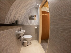 Luxury Cabin | Bathroom | Shower, towels - Glen Helen Glamping (St John's)
