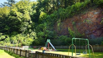 Tempat bermain anak - outdoor