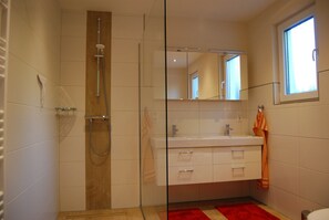 Dusche, Haartrockner, Handtücher, Seife