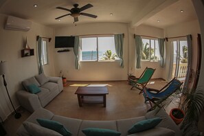 Smart TV, fireplace, books, stereo - Mahi Mahi, Beachfront Apartment (6 guests), Level 3 (Xcalak)
