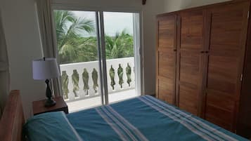 3 chambres, coffres-forts dans les chambres, fer et planche à repasser
