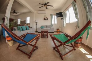 Smart TV, fireplace, books, stereo - Mahi Mahi, Beachfront Apartment (6 guests), Level 3 (Xcalak)