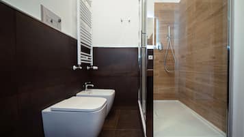 Chambre Design Double ou avec lits jumeaux | Salle de bain | Douche, douche à « effet pluie », articles de toilette gratuits