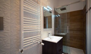 Standard Double or Twin Room | Bathroom