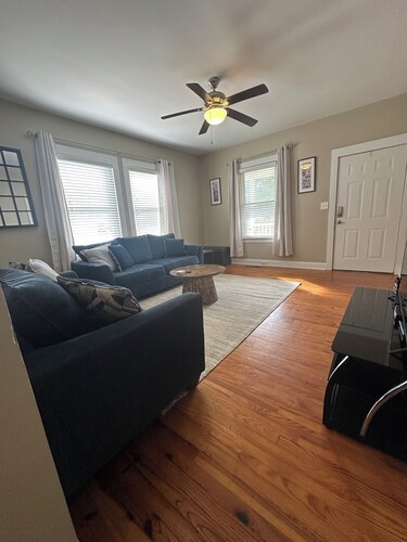 15 minuutin päässä CLT-lentokentältä! Tilava ja uusittu!