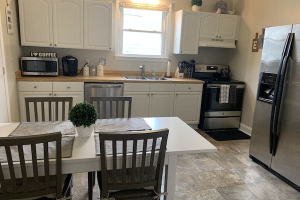 Een koelkast, een microgolfoven, een oven, een kookplaat