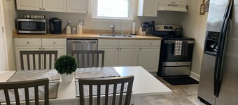 15 Min from CLT Airport! Spacious & Renovated!