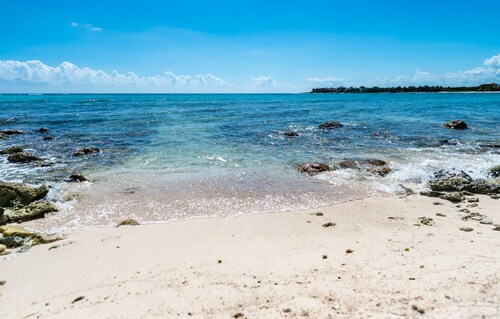 Nuevo condominio frente al mar en el segundo piso con piscina, vista al Caribe, aire acondicionado y wifi.