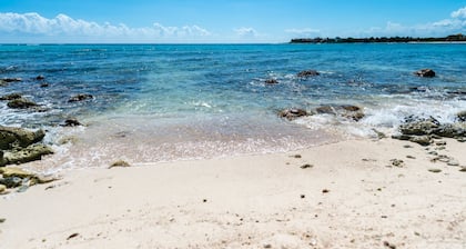 Nuevo condominio frente al mar en el segundo piso con piscina, vista al Caribe, aire acondicionado y wifi.