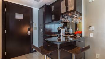 Frigobar, microondas, cafetera expreso, utensilios de cocina