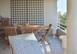 Outdoor dining - 3-Br. Apartment, Sea View, Swimming Pool. (Cannes)