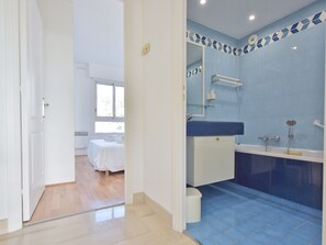 Bathtub, hair dryer, towels, soap - 3-Br. Apartment, Sea View, Swimming Pool. (Cannes)