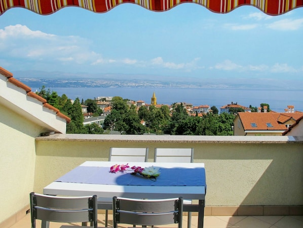 Outdoor dining - Lovely apartment for 4 people with WIFI, A/C, TV and terrace (Rijeka)