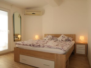2 bedrooms, travel crib, free WiFi