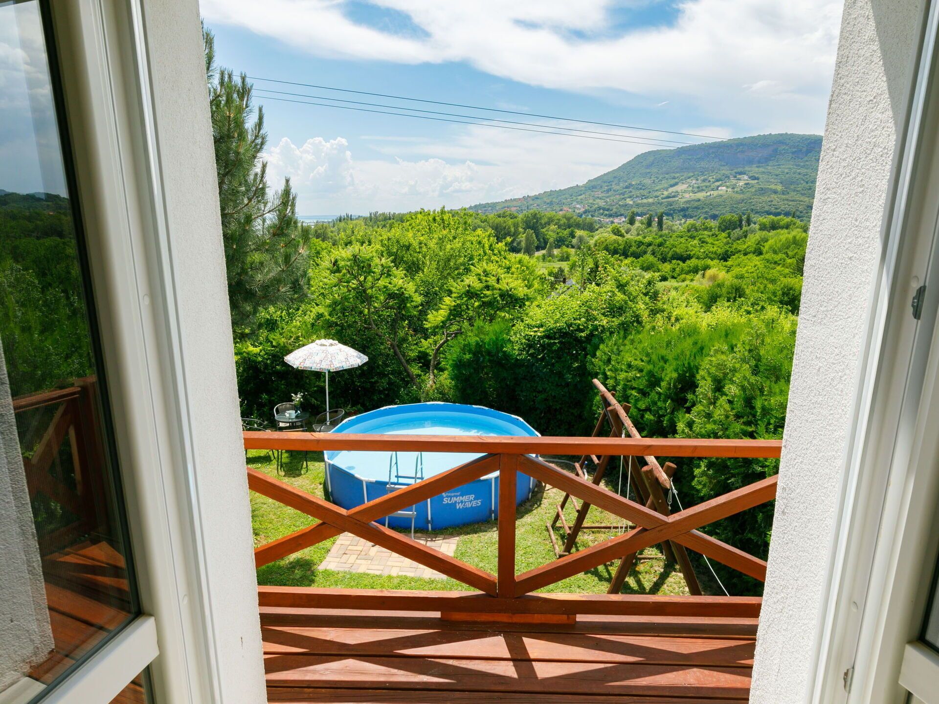Ciel, L'Eau, Propriété, Nuage, Bâtiment, Bois, Ombre, Arbre, Chaise, Mobilier De Jardin