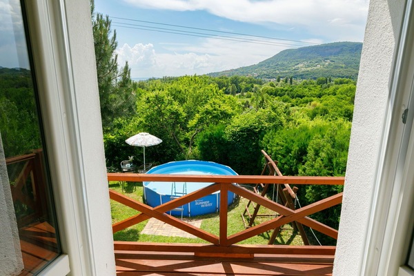 Ciel, L'Eau, Propriété, Nuage, Bâtiment, Bois, Ombre, Arbre, Chaise, Mobilier De Jardin