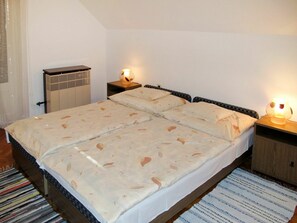 4 bedrooms, travel crib, bed sheets